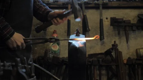 Black smith working in forge Видео 104747041