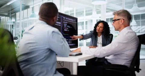 Black Software Engineer Debugs Code On Office Computer Screen. Stock-Fotos