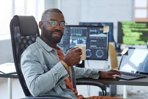 Black Software Programmer at Workplace Foto stock