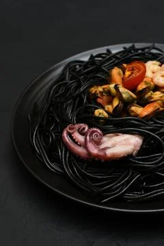 Black spaghetti with seafood close up. Foto stock