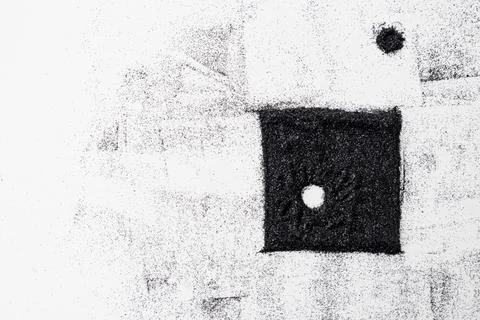 The black square from glitter with circular hole and the black circle from .. 스톡 사진