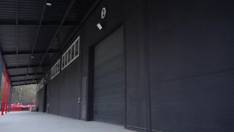 Black storehouse cargo loading ramp waits for cargo trucks Vidéo 304394525