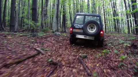 Black SUV driving through muddy trail in the woods. Stock-Footage 78626097
