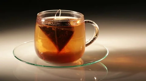 Black tea in cup with pyramid bag Vídeo Stock 57722754