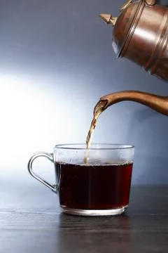 Black Tea Flowing Foto stock