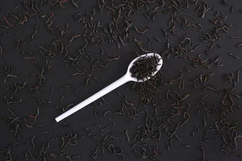 Black tea in a plastic spoon Foto stock