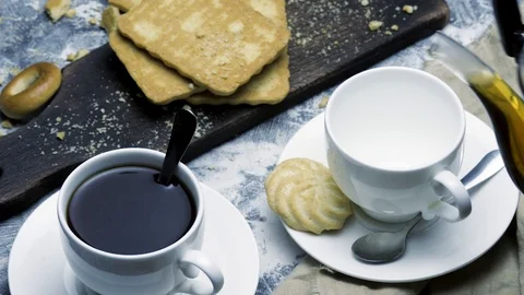 Black tea is poured into a white mug Vídeos de archivo 87499039