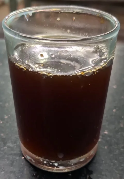 Black tea steaming across dark tables Видео 339667137