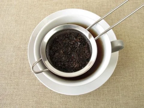Black tea in tea strainer Foto stock
