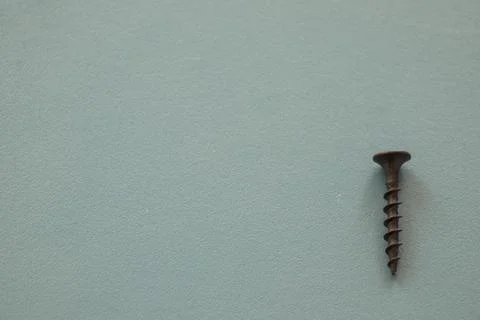 Black threaded screw on the green background Foto stock