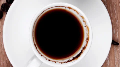 Black Turkish coffee in small white mug with coffee beans Vídeos de archivo 26377919