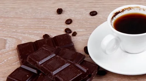 Black Turkish coffee in small white mug with coffee beans Vídeos de archivo 43784170