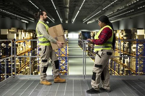 Black warehouse worker, AI software, virtual assistant systems Fotos Stock