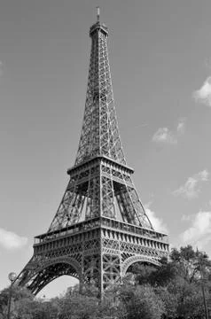 Black-White Eiffel Tower Shot From Nearby Park Foto stock