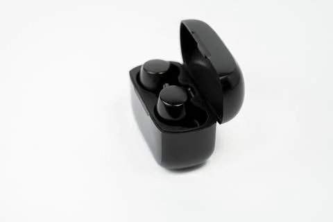 Black Wireless Earbuds with Fast Charging Case on White Background Foto stock