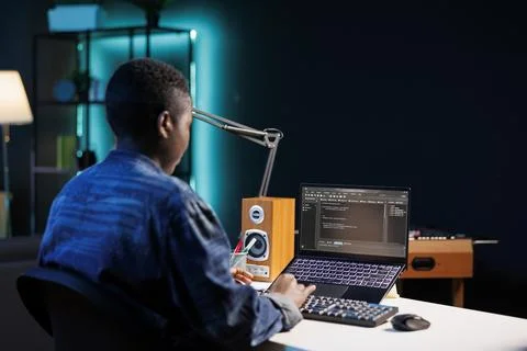 Black woman coding on laptop 库存照片