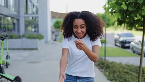 Black woman doing steps back while looking at camera and making follow me moves Stock-Footage 280559468