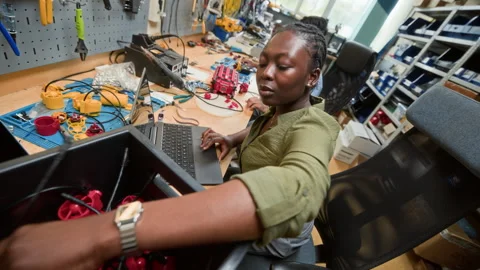 Black Woman Engineer Programming Robot Components in Tech Laboratory 스톡 동영상 343510634