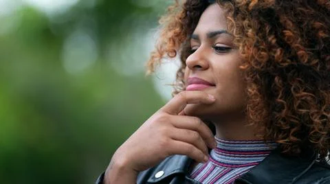 Black woman pondering solution to problem. Brazilian girl thinking contemplat Foto stock