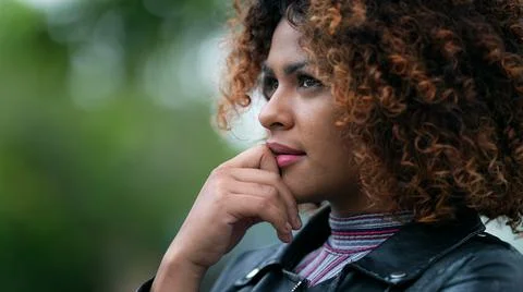 Black woman pondering solution to problem. Brazilian girl thinking contemplat Foto stock