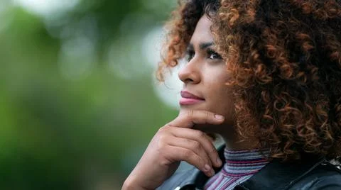 Black woman pondering solution to problem. Brazilian girl thinking contemplat Foto stock