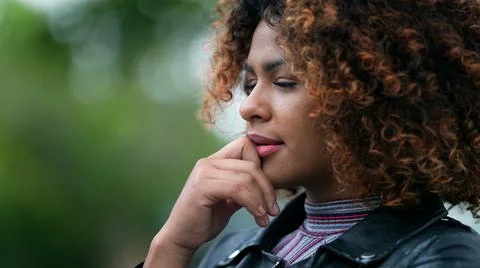 Black woman pondering solution to problem. Brazilian girl thinking contemplat Foto stock