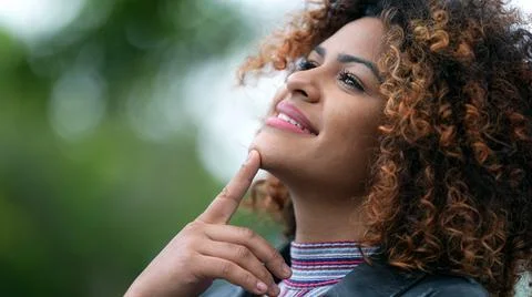 Black woman pondering solution to problem. Brazilian girl thinking contemplat Foto stock