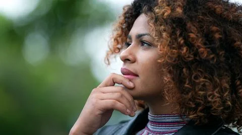 Black woman pondering solution to problem. Brazilian girl thinking contemplat Foto stock