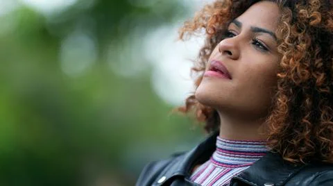 Black woman pondering solution to problem. Brazilian girl thinking contemplat Foto stock