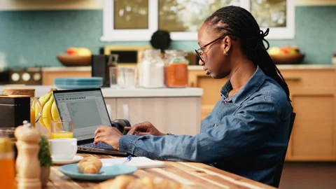 Black woman programmer developing web code and software systems Vídeos de archivo 344246931