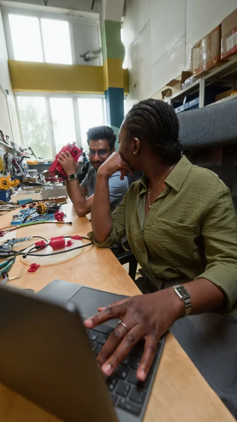 Black Woman Robotics Engineer Programming on Laptop in Workshop Vídeo Stock 343524357