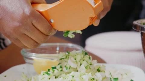 Black woman using vegetable chopper Vídeos de archivo 347365044
