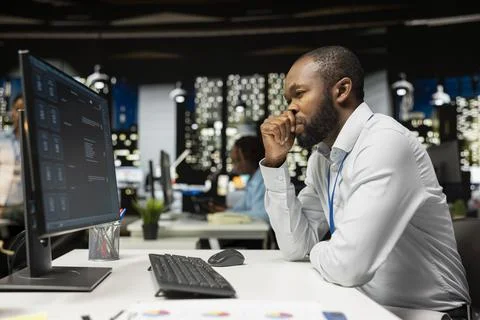 Black worker uses AI chatbot system at desktop for problem solving tasks 스톡 사진