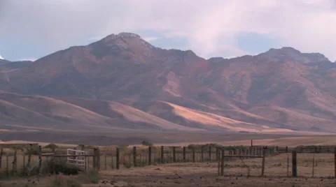 Blackbirds fly by the picturesque ruby mountains in Nevada 스톡 동영상 56247555