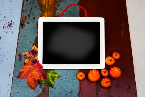 Blackboard with pumpkins and leaves Foto stock
