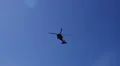 blackhawk helicopter flying overhead under sun Vidéos HD