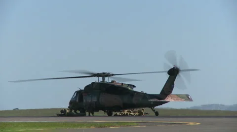 Blackhawk troop drop off 스톡 동영상 4092018