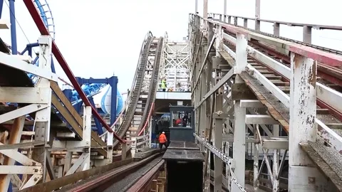 Blackpool's iconic Big Dipper roller coaster undergoes winter cleaning and maint Vidéo 232508268