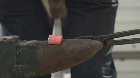 Blacksmith curving metal Vídeo Stock 243860127