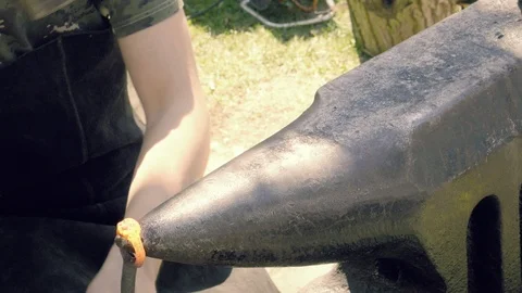 Blacksmith forge with hammer iron on anvil Vidéo 89204162