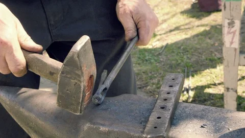 Blacksmith forge with hammer iron on anvil Vídeo Stock 89211791
