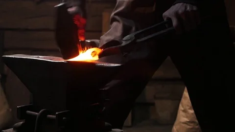 Blacksmith forge a metal Vídeo Stock 105090814