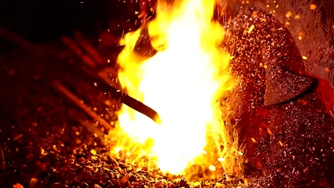 Blacksmith, forge. Old blacksmith working metal with hammer on the anvil. 库存影片 150734568