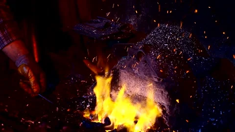 Blacksmith, forge. Old blacksmith working metal with hammer on the anvil. 库存影片 150735884