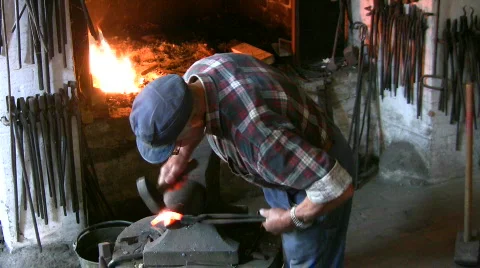 Blacksmith forges a horseshoe on the anvil Video stock 517853