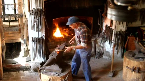 Blacksmith forging a horseshoe Stock Footage 517563