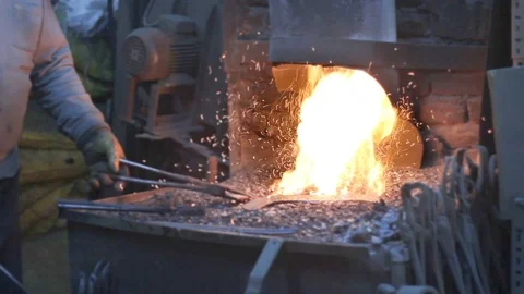 Blacksmith forging iron in workshop Stock-Footage 102130463