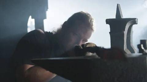 Blacksmith forging a knife 스톡 동영상 92057990