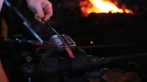 Blacksmith forging metal bracelet 스톡 동영상 910612