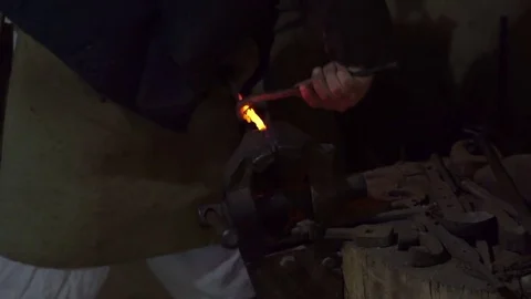 Blacksmith forging metal tools Stockbeeldmateriaal 72184415